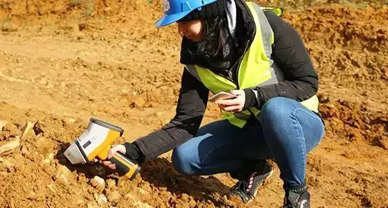 牛津儀器發(fā)布手持式XRF光譜儀X-MET8000 Expert Geo，用于土壤環(huán)境監(jiān)測(cè)和礦物分析